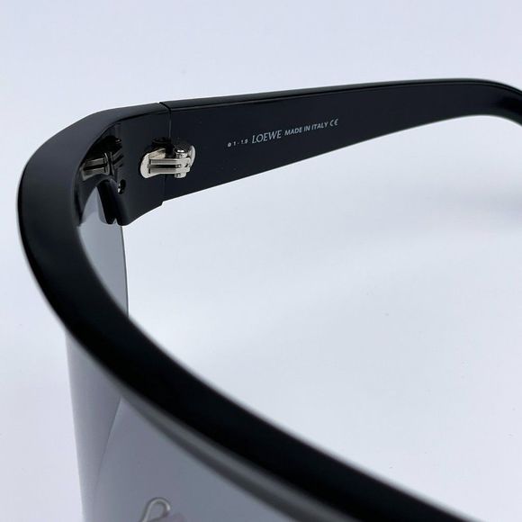 Loewe Black Shield Sunglasses with Gray Gradient Lenses main image 4